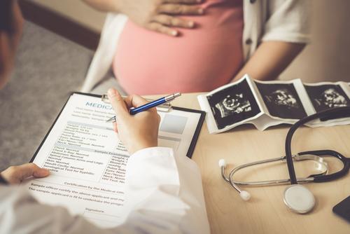 La acidez puede molestar más durante el tercer trimestre. (Foto: Shutterstock)