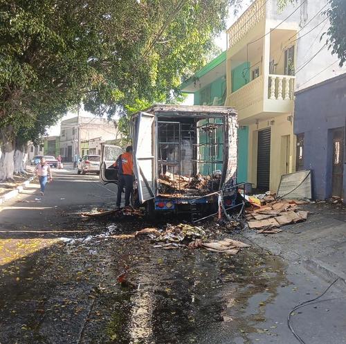 El paso quedó bloqueado por algunos momentos mientras el vehículo se consumía en las llamas. (Foto: Redes Sociales)