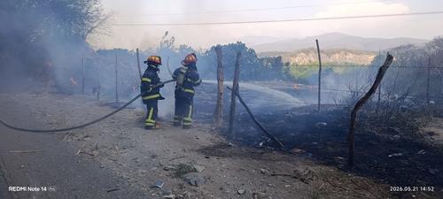 Bomberos Municipales Departamentales y Voluntarios colaboraron con sofocar las llamas. (Foto: Olga Vásquez/Colaboradora)