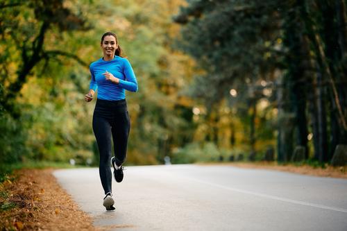 Caminar o correr son pequeños pasos, grandes beneficios para tu salud. (Foto: Shutterstock)