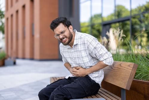¿Dolor de estómago frecuente? No lo ignores, ve al médico. (Foto: Shutterstock)