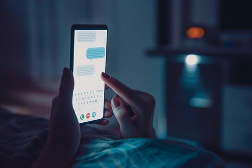 La cama es para dormir, no para ver el celular. (Foto: Shutterstock)