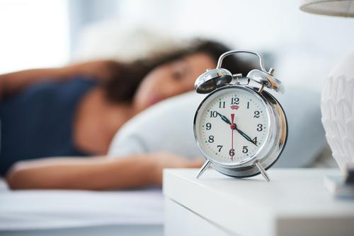 Establece un horario para ir a la cama todos los días y cúmplelo. (Foto: Shutterstock)