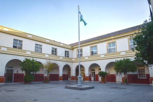Las banderas de Argentina y de la provincia de Buenos Aires ondean en el patio de la escuela primaria La Sagrada Familia, a la que asistió el arquero argentino Emiliano Martínez, en Mar del Plata, provincia de Buenos Aires, Argentina. (Foto: AFP)