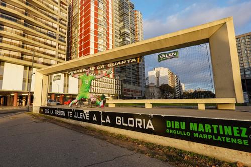 Un mural que representa al guardameta argentino Emiliano "Dibu" Martínez se observa en su ciudad natal, Mar del Plata. (Foto: AFP)