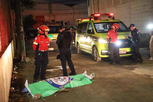 La víctima quedó sin vida en la vía pública. (Foto: Bomberos Municipales)