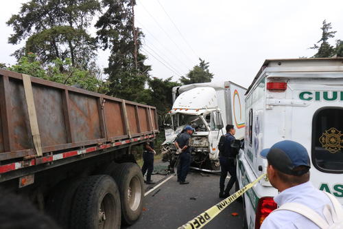 El camión en el que se conducían las víctimas impactó en la parte trasera de otro transporte pesado. (Foto: Renato Melgar/Colaborador)
