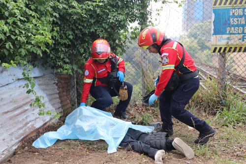 Los socorristas localizaron el cuerpo sin vida de un hombre de aproximadamente 25 años. (Foto: Bomberos Municipales)