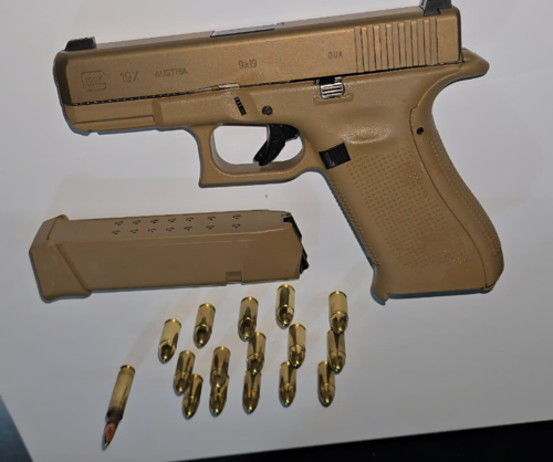 Durante el operativo, las autoridades decomisaron armas de fuego y celulares. (Foto: PNC)