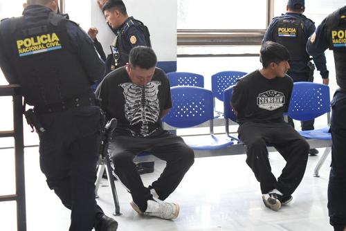 Benjamín Gómez 29 y Josué Vicente 18 fueron trasladados a Torre de Tribunales luego de ser capturados. (Foto: Wilder López / Soy502)