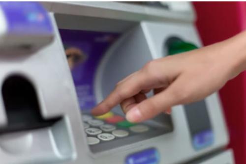 Delincuentes manipulan el cajero para robar datos. (Foto ilustrativa: Shutterstock)