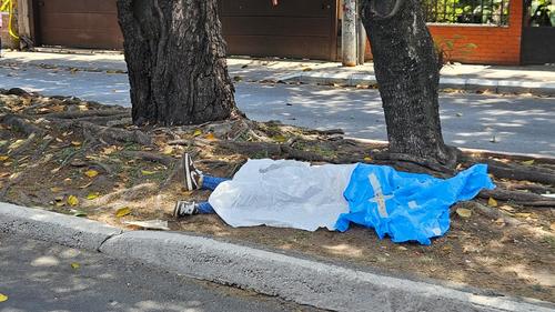 El cuerpo de una joven mujer quedó en el lugar luego de que fuera atacada a balazos. (Foto: Estuardo Paredes/Colaborador)