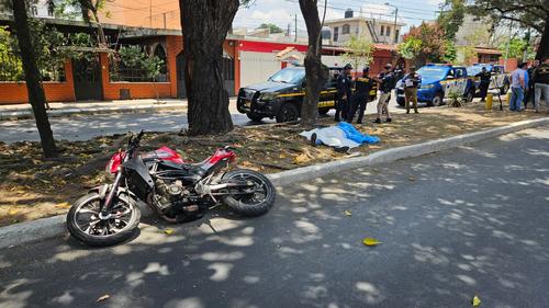 La motocicleta en la que se transportaban las víctimas no cuenta con placas de circulación. (Foto: Estuardo Paredes/Colaborador)