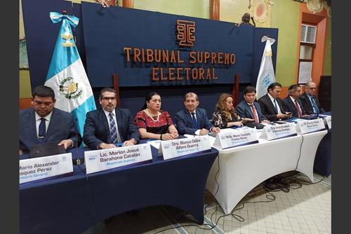 Ex magistrados titulares del TSE señalados por el MP, en conferencia de prensa. (Foto: Archivo/Soy502)