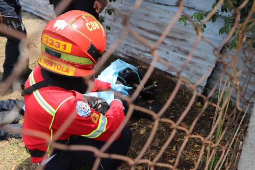 En el cuello de la víctima se localizó un torniquete, el cual le causó la asfixia. (Foto: Bomberos Municipales)
