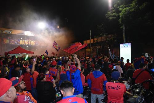 La hinchada roja no abandona a Municipal en la final del Clausura. (Foto: Edgar Pocón / Nuestro Diario)
