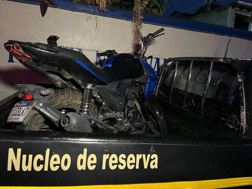 La motocicleta en la que se transportaban los ahora detenidos fue decomisada. (Foto: PNC)