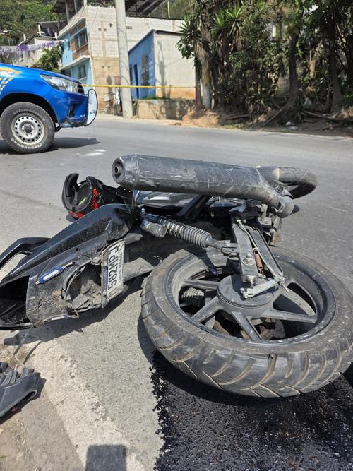 La moto fue abandonada por los sicarios luego de ser arrollados para evitar el ataque. (Foto: PNC)