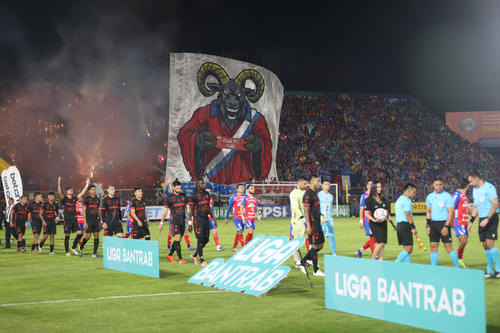 La afición quetzalteca no paró de apoyar a pesar de la derrota. (Foto: Juan Mijangos / Nuestro Diario)