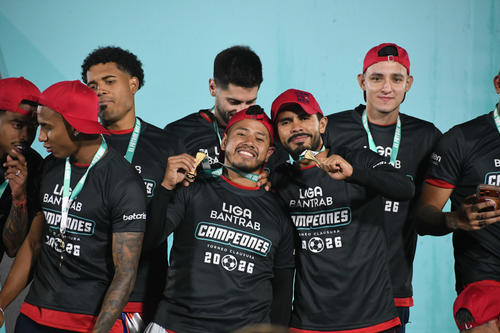 Los jugadores de Municipal posando con sus medallas. (Foto: Rudy Martínez / Nuestro Diario)