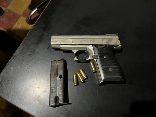 Las autoridades les decomisaron dos pistolas ilegales a los capturados. (Foto: PNC)