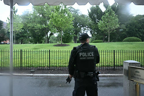 Agentes policiales fueron movilizados tras el reporte de la balacera en las afueras de la Casa Blanca. (Foto: AFP)