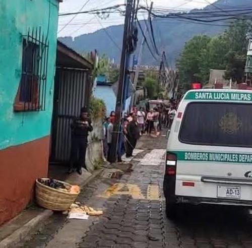 El pan quedó tirado frente a la vivienda de Betsy, quien murió tras los disparos recibidos. (Foto: RRSS)