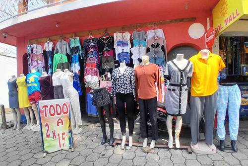 Hay días en los que vende a 2x1. (Foto: FB: Zapatería Tita)