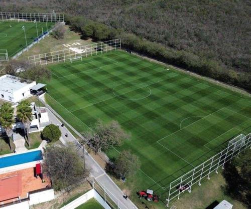 Las instalaciones deben ser cercanas a los estadios, con canchas y vestuarios en perfectas condiciones.