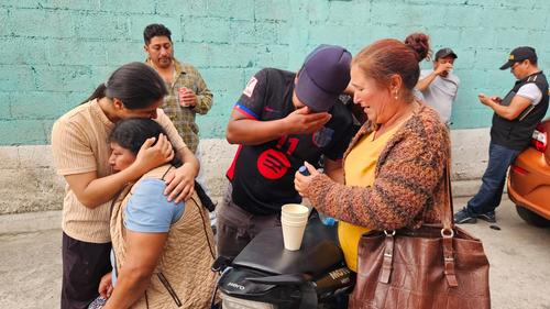 Presuntos familiares de las víctimas lloran tras el triple crimen de esta tarde. (Foto: Estuardo Paredes/Colaborador)