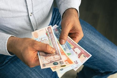 Advierten que las remesas podrían verse afectadas si Guatemala incrementa su nivel de riesgo país. (Foto ilustrativa: Shutterstock)