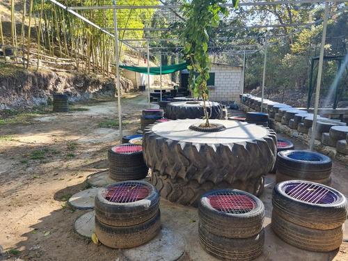 En el sitio hay áreas para comer elaboradas con neumáticos. (Foto: Eco Muro Olopa)