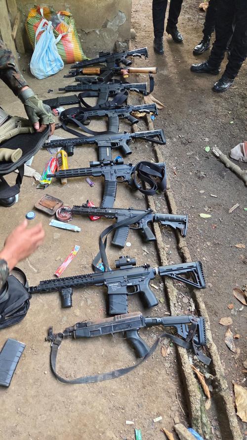Un arsenal fue localizado en el narcolaboratorio y decomisado por las autoridades. (Foto: Ejército de Guatemala)