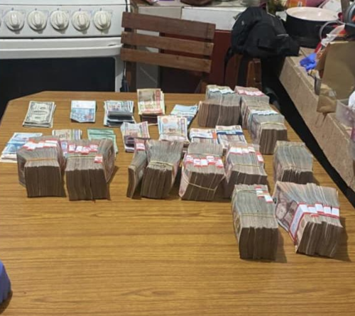 Parte del dinero incautado en el allanamiento. (Foto: Miguel Colop/Colaborador)