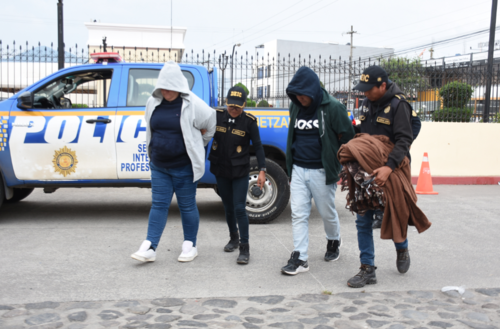 Cinco personas resultaron capturados tras allanamientos en la zona 3 de Quetzaltenango. (Foto: Miguel Colop/Colaborador)