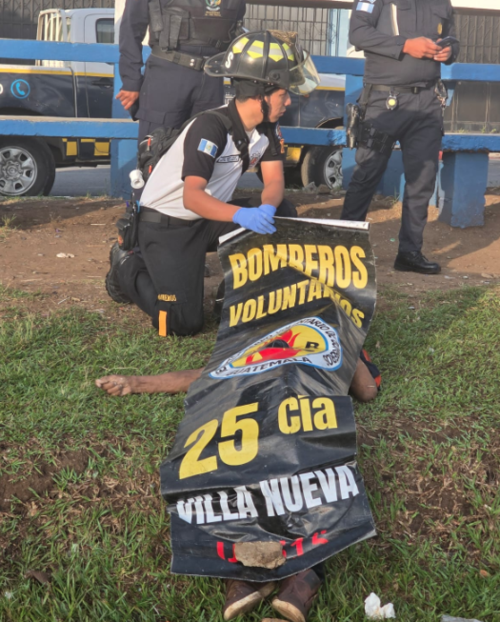 Los bomberos determinaron que el hombre ya había perdido la vida. (Foto: CVB)