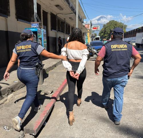 La mujer presuntamente trabajaba con su hermano, recibiendo depósitos correspondientes a cobros de extorsiones. (Foto: PNC)