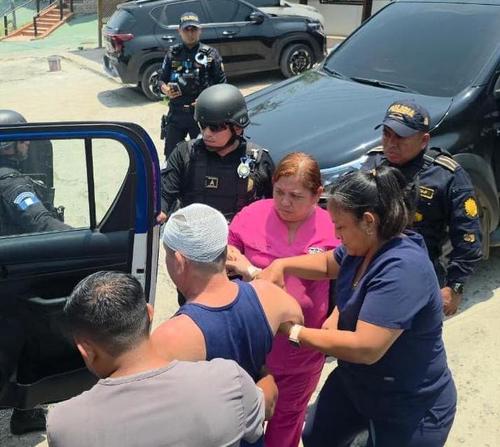 Eli Nahúm Guerra fue entregador a las autoridades hondureñas tras ser dado de alta. (Foto: PNC)