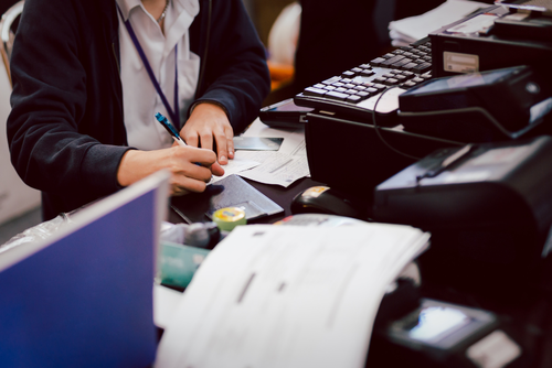 Mediciones indican que el 27.8% de las negativas bancarias se debe a que el solicitante no pudo comprobar ingresos. (Foto: Canva/Soy502)