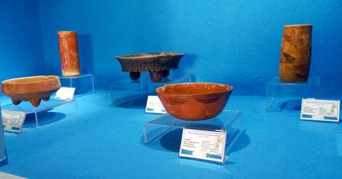 Recipientes prehispánicos utilizados para el consumo del cacao están exhibidos. (Foto: Ministerio de Cultura y Deportes)