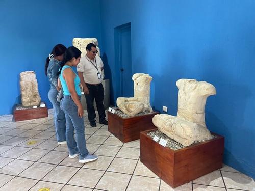 Visitantes conocen la historia del cacao en el Museo de Dolores, Petén. (Foto: Ministerio de Cultura y Deportes)
