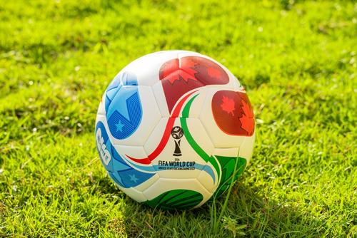 La campaña relaciona la pasión por el fútbol con decisiones de compra responsables. (Foto ilustrativa: Shutterstock)