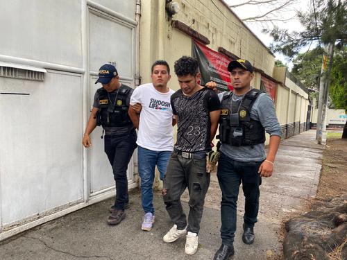 Los capturados fueron identificados como: Yeremi “N”, alias “Silvestre”, y Oswaldo "N", alias "Piolín". (Foto: PNC)