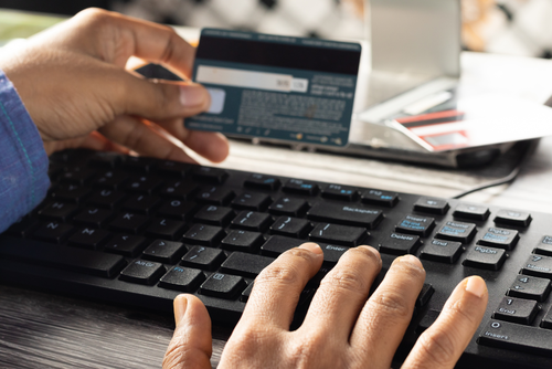 La tenencia de tarjetas de débito solo representa el 13.7% entre adultos de los pueblos originarios. (Foto: Canva/Soy502)