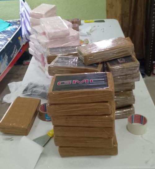 Las fuerzas de seguridad continúan contando la cantidad de droga, dinero y armas incautadas. (Foto: Ejército de Guatemala)