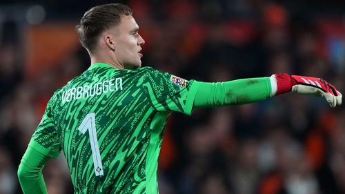 Bart Verbruggen debutó con la selección absoluta a los 21 años, destacando como el arquero neerlandés más joven.