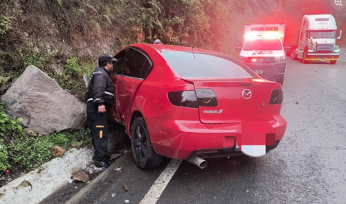 Este fue uno de los tres percances atendidos de esta vía. (Foto: Bomberos Voluntarios Totonicapán)