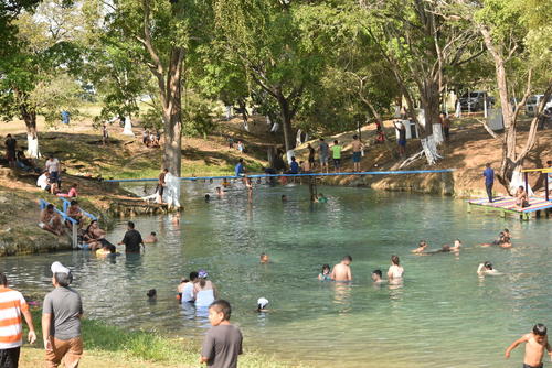 Las fuentes naturales de agua son motivo de diversión para las familias. (Foto: Eliseo Rivera/Colaborador)