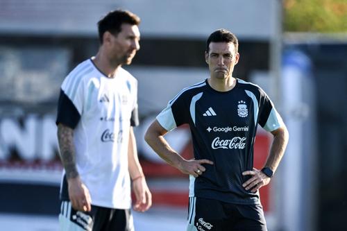 Lionel Scaloni fue jugador convocado por José Pekerman en 2006, asistente técnico de Jorge Sampaoli en 2018, y alcanzó la máxima gloria como entrenador en 2022.