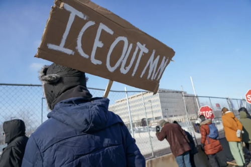Las cifras más recientes de ICE confirman que la agencia mantiene a más de 60,300 personas detenidas.